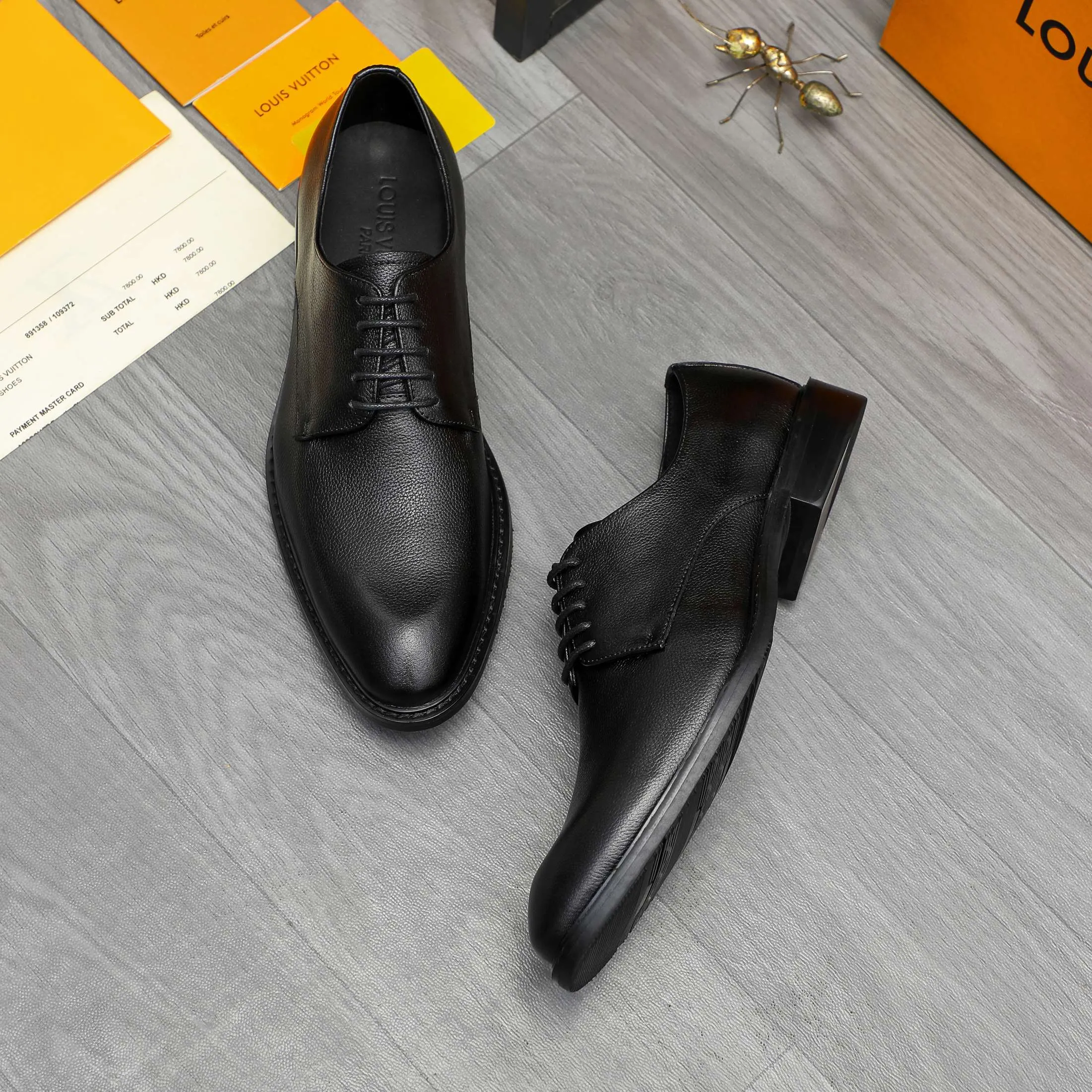 Men's shoes 💰p460 Product trademark: LV (Louis Vuitton) business lace-up formal leather shoes Regular size: 39-44 (38.45 custom-made, non-returnable) Product materials: Selected high-quality pebbled cowhide upper, cowhide lining, original rubber outsole